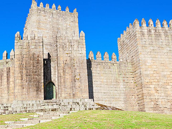 Castillo de Guimarães, muralla y torres históricas